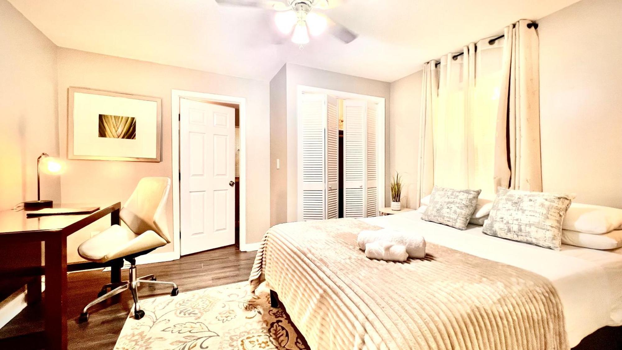 Holiday home Modern 3br Retreat, 15 Mins To Atl Airport, Fenced Yard & Free Parking *